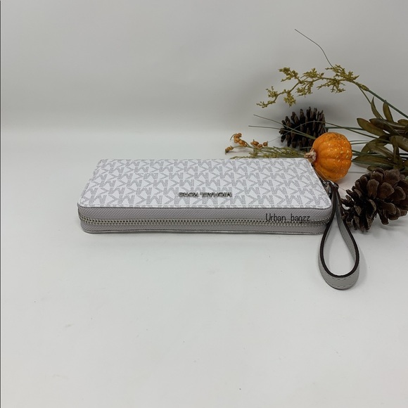 Michael Kors JST Large Zip Wallet - Picture 4 of 9